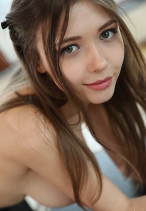 Прекрасная киска Милы Азул крупно когда она голая Фото 17