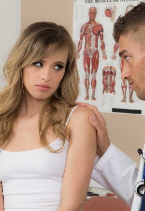 Молодая белая девка Джиллиан Дженсон даёт в жопу Фото 2