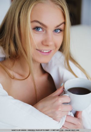 Обалденная Украинка путана раздвигает булочки и показывает киску Фото 4