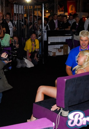 Белокурая порнозвезда Бри Олсен обнажает сиськи перед живым лесбийским секс-шоу