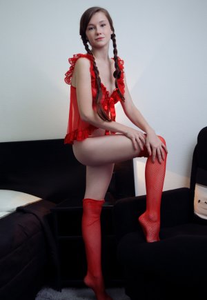 Немножечко волосатая киска украинки в красных трусиках Фото 8