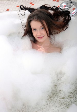 Красотка Эмили Блум прекрасно развлегается голой в ванной Фото 4