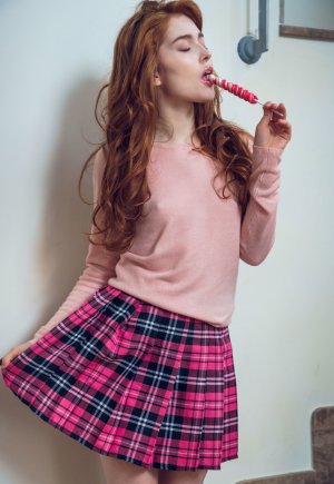 Джиа Лисса как студентка снимает юбку Фото 1