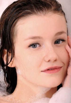 Красотка Эмили Блум прекрасно развлегается голой в ванной Фото 19