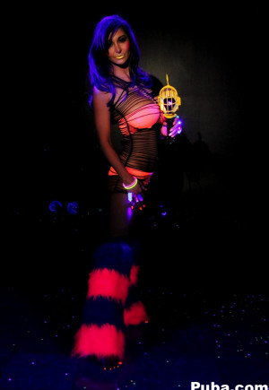 Чернокожая красавица Ава Аддамс в бикини выставляет напоказ свои огромные розовые сиськи МИЛФ