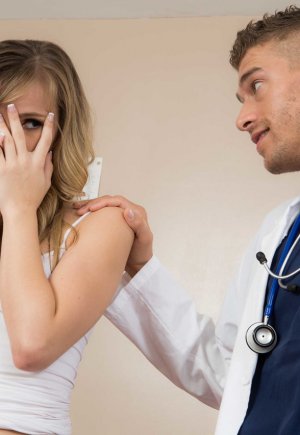 Молодая белая девка Джиллиан Дженсон даёт в жопу Фото 1