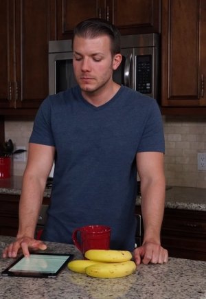 Сексуальная брюнетка Абелла Дэнджер делает минет Фото 1