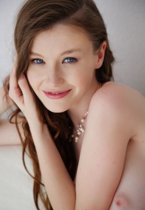 Очень сексуальная украинская эротическая модель Эмили и ее стройная киска Фото 16