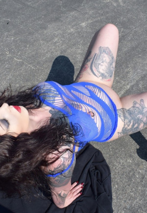 Любители тактики показывают обнаженные фотографии Люси Рейвенблад