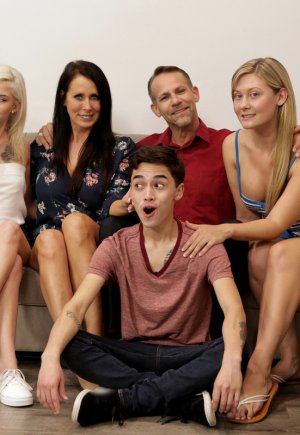 Юная красотка Эддисон Ли получает кончил на улице после секса со студентом Фото 1