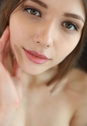 Прекрасная киска Милы Азул крупно когда она голая Фото 20