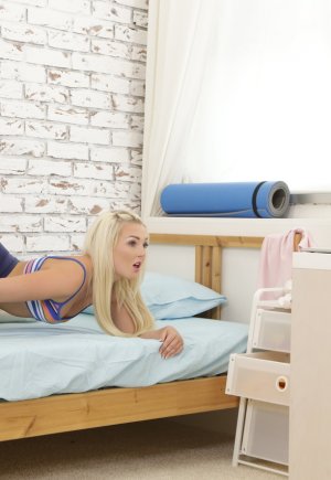 Блондинка с маленькими сиськами получает сперму на лице после перепиха на кровати Фото 12