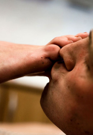 Русская женщина порет пару рабов-мужчин, пока они поклоняются ее ногам Фото 10